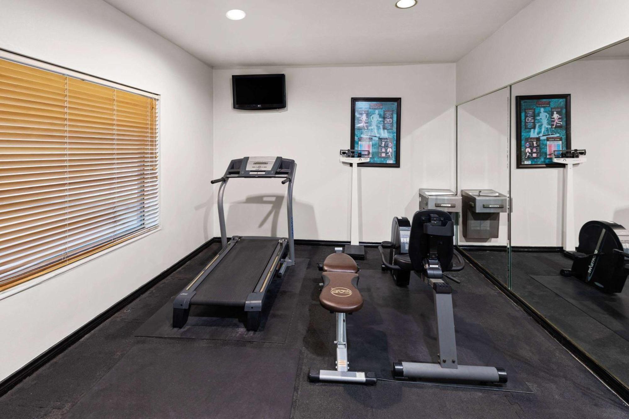 Baymont By Wyndham Houston Brookhollow Bagian luar foto