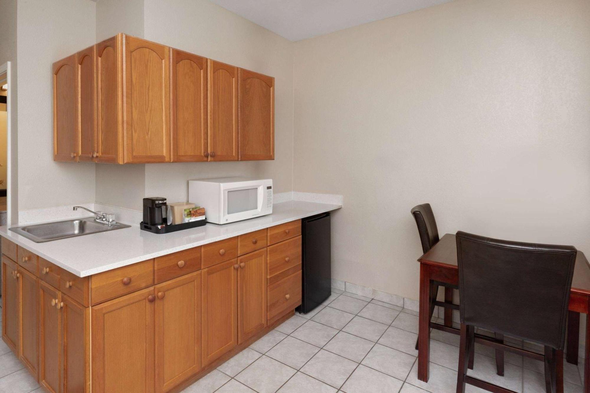 Baymont By Wyndham Houston Brookhollow Bagian luar foto